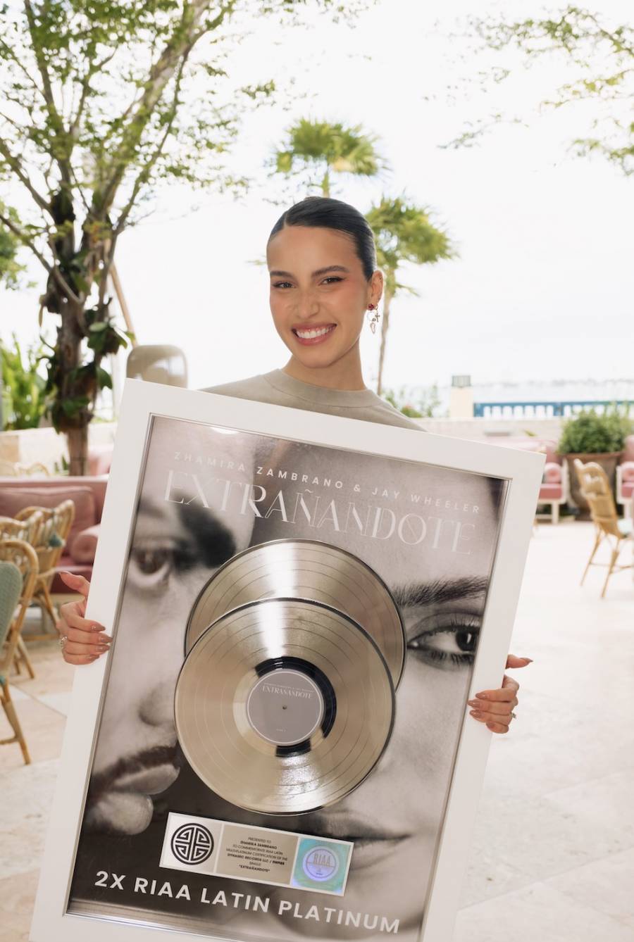 Zhamira Zambrano recibe placa Multiplatino de la RIAA por el tema 