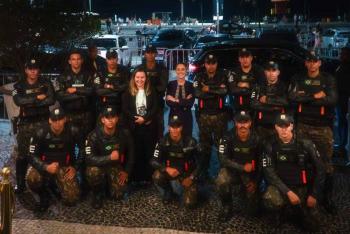 Sheinbaum se toma fotograf&iacute;a con polic&iacute;as del G20