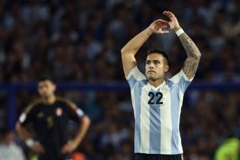 Argentina vence a Per&uacute; con golazo de Lautaro Mart&iacute;nez y se afirma como l&iacute;der