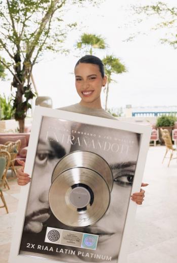 Zhamira Zambrano recibe placa Multiplatino de la RIAA por el tema 