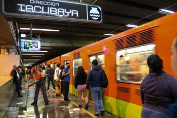 Hombre apu&ntilde;ala a cuatro en Metro Tacubaya y se arroja a las v&iacute;as