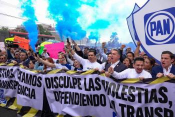 Panistas bloquean Insurgentes Sur por la extinci&oacute;n del INAI