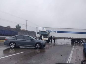 Choque de tr&aacute;iler obstruye circulaci&oacute;n en la M&eacute;xico-Quer&eacute;taro