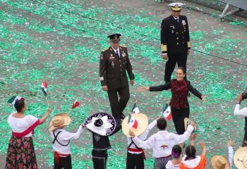 Sheinbaum celebra reforma judicial y defiende a los mexicanos en el extranjero en su primer desfile de la Revoluci&oacute;n