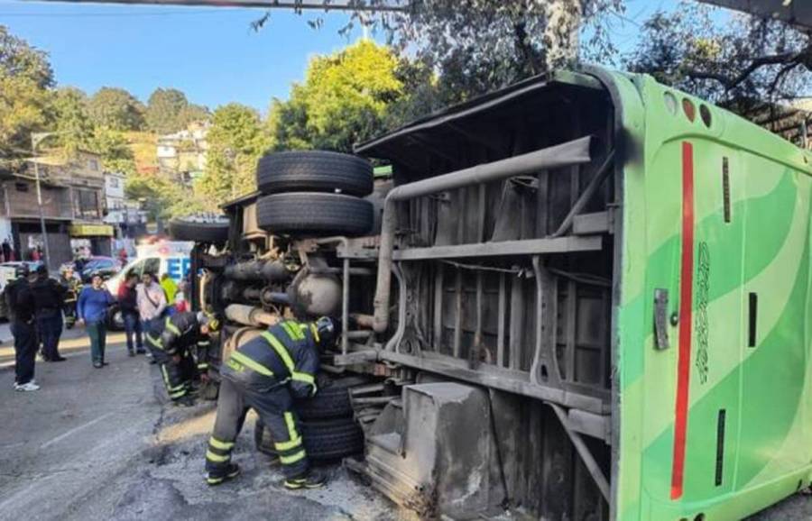 Camión vuelca en la carretera México-Cuernavaca; hay decenas de lesionados