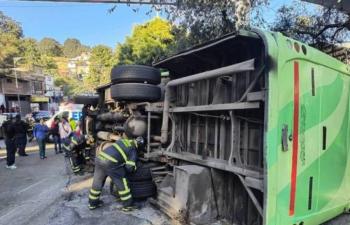 Cami&oacute;n vuelca en la carretera M&eacute;xico-Cuernavaca; hay decenas de lesionados