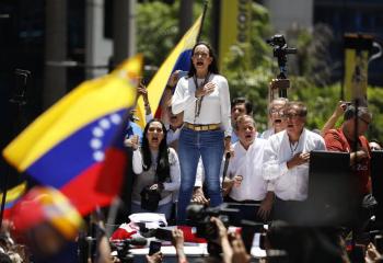 Tres jueces, dos fiscales y un militar detenidos por 
