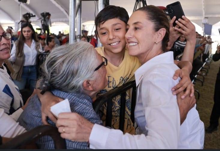 Mujeres de más de 60 recibirán pensión, por su labor de cuidadoras; también Sheinbaum dice que le toca hacerlo