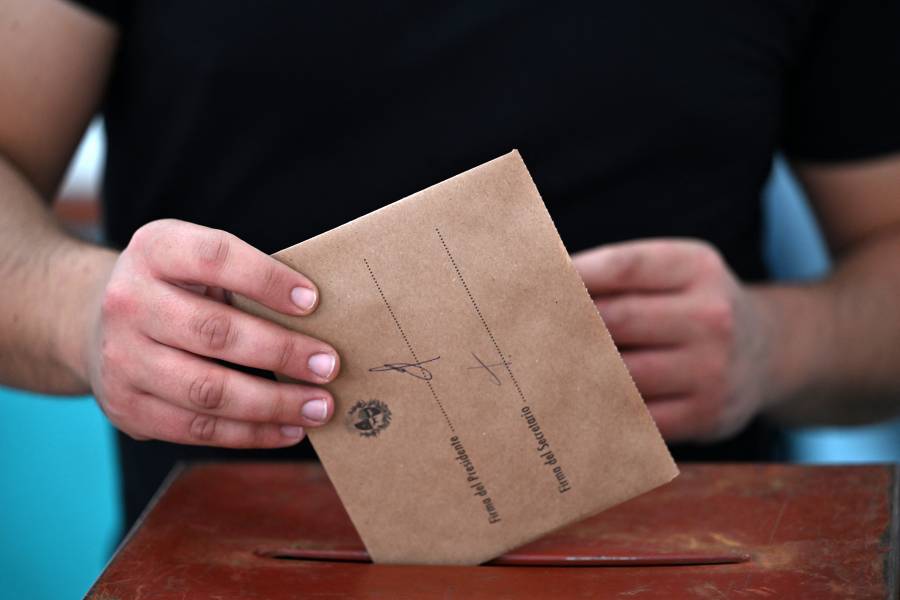 Uruguay elige a su próximo presidente en un balotaje de final abierto