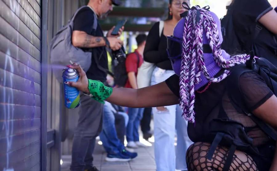 Grupo de encapuchadas enfrenta a mujeres trans en Marcha de 25N