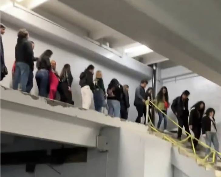 Usuarios de la Línea 9 cruzan puente sin barandal sobre las vías del Metro