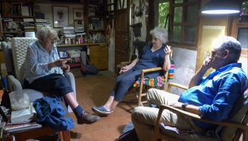 Presidente electo de Uruguay visita a su mentor Mujica tras su triunfo