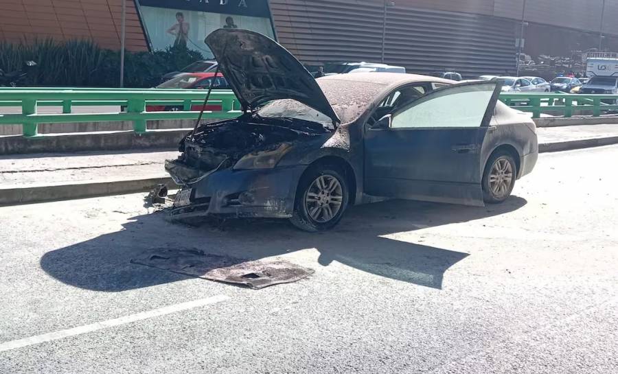 Autom&oacute;vil se incendia en Perif&eacute;rico Sur: SSC y bomberos atienden la emergencia sin lesionados