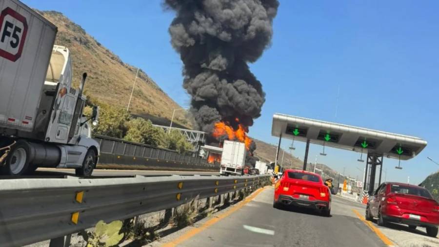 Explosión de pipa en la Autopista Chamapa-La Venta deja un fallecido y severos daños