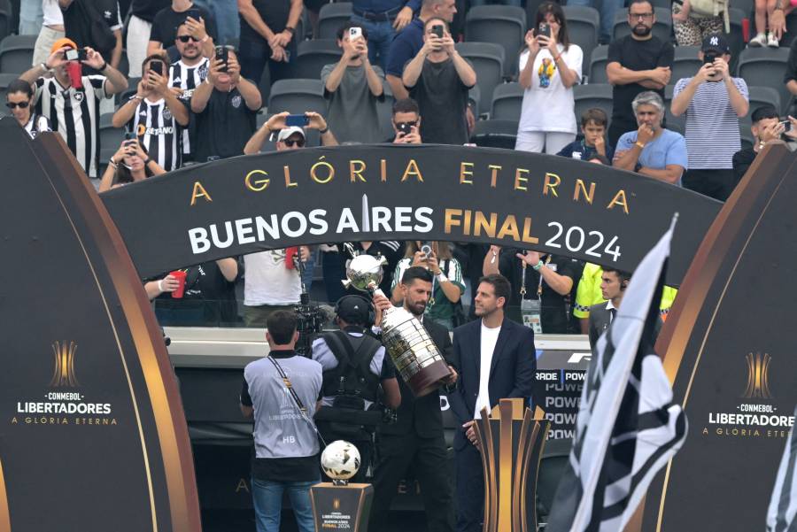 Djokovic presenta trofeo de la Libertadores previo a final entre Mineiro y Botafogo