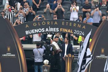 Djokovic presenta trofeo de la Libertadores previo a final entre Mineiro y Botafogo