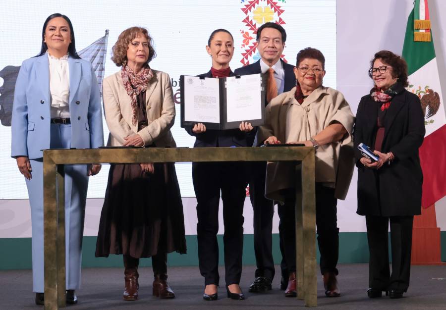 Firma Sheinbaum tres decretos de reformas constitucionales