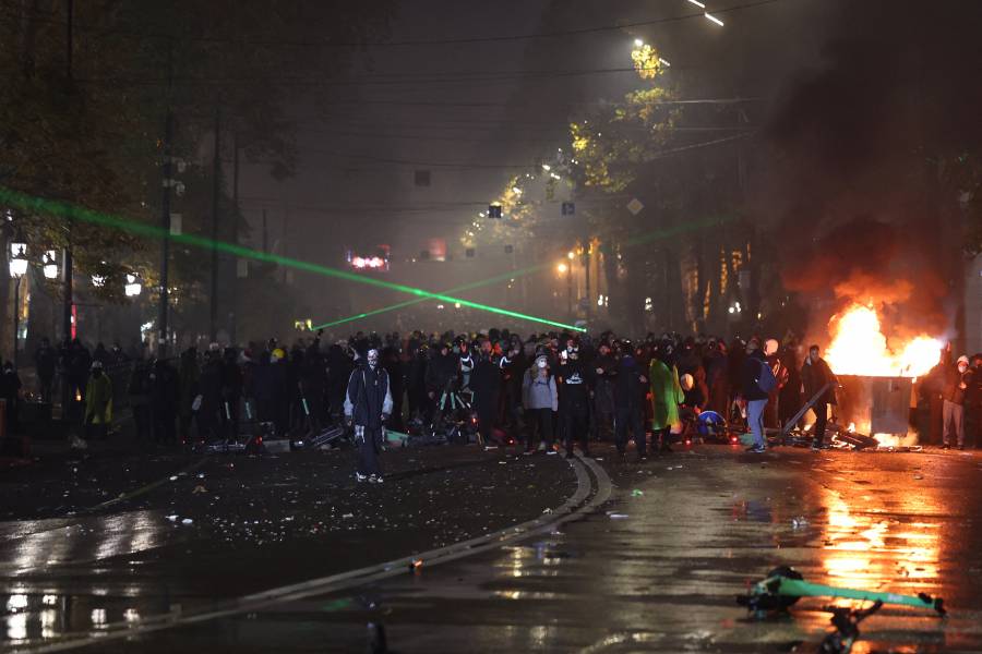 Miles de personas se manifiestan después de que el primer ministro georgiano prometiera 