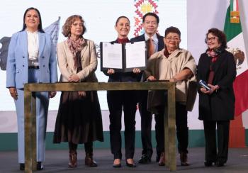 Firma Sheinbaum tres decretos de reformas constitucionales