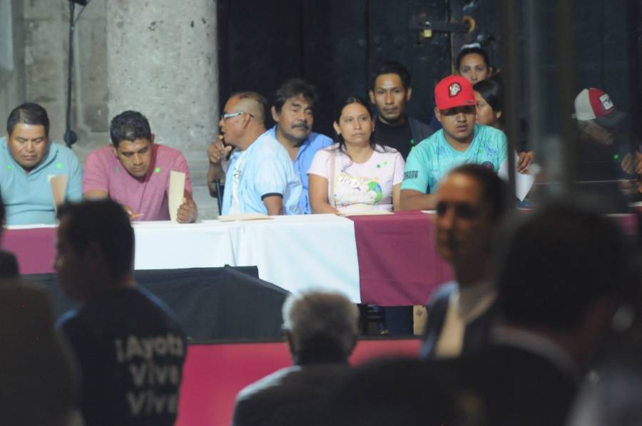Claudia Sheinbaum se reúne con padres de los 43 normalistas desaparecidos de Ayotzinapa