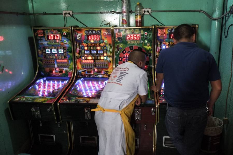 Fuerzas federales desmantelan red de máquinas de apuestas en Mazatlán durante megaoperativo nocturno