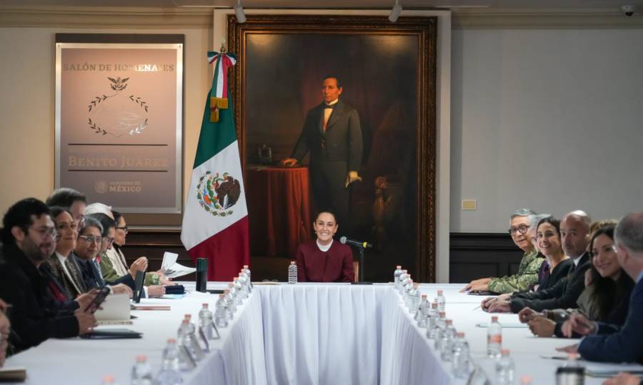 Sheinbaum se reúne con sus colaboradores para rendir homenaje a Benito Juárez