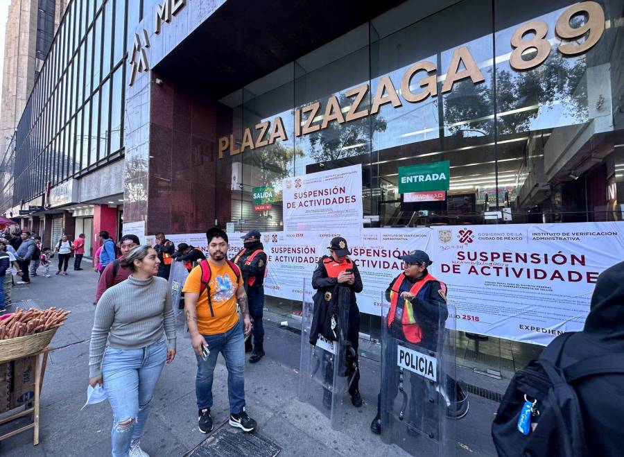 Comerciantes de la Plaza Izazaga 89 buscan recuperar su mercancía