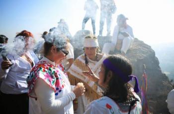 Azucena Cisneros Recibe el Bast&oacute;n de Mando en una ceremonia de empoderamiento en Ecatepec