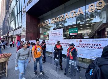 Comerciantes de la Plaza Izazaga 89 buscan recuperar su mercanc&iacute;a
