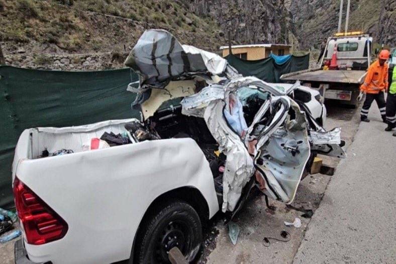Tres personas fallecen tras impacto de roca gigante a una camioneta en Perú
