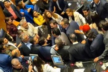 ¡Zafarrancho! Senadores de Morena y PAN se confrontan en sesi&oacute;n