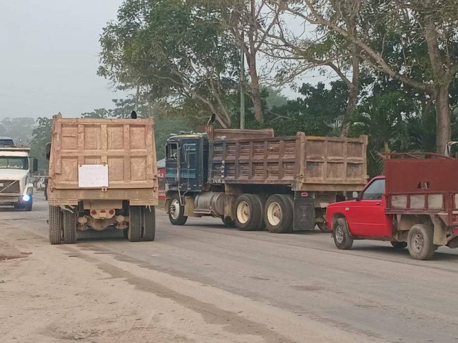 Bloqueo carretero en Quintana Roo: volqueteros exigen pagos del Tren Maya
