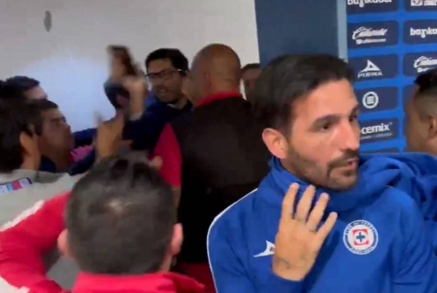 Polémica en Cruz Azul: Insultos al árbitro y agresión a periodista generan controversia