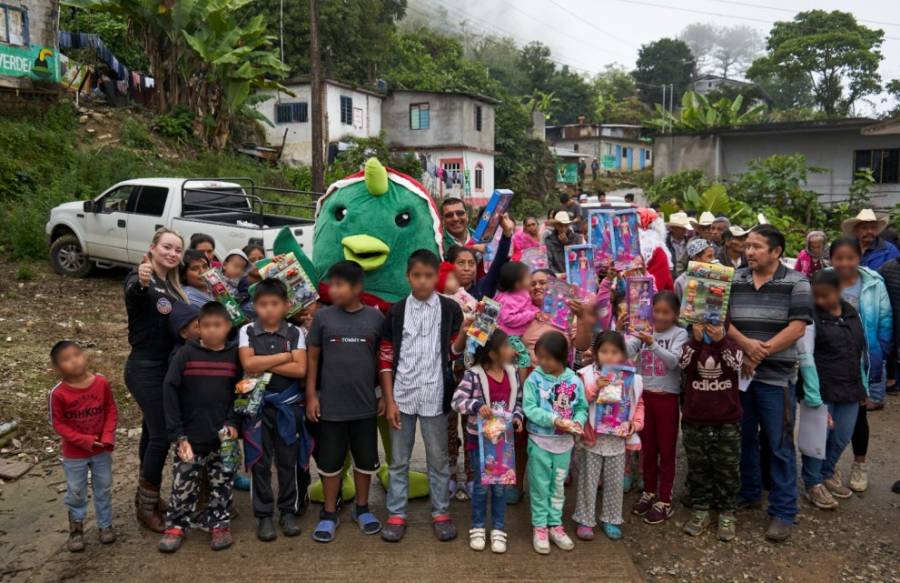 Celebraci&oacute;n navide&ntilde;a lleva dulces y juguetes a ni&ntilde;os de la huasteca