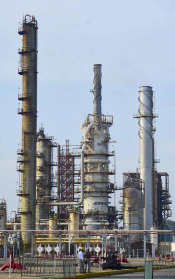 Explosi&oacute;n e incendio en refiner&iacute;a de Salamanca deja ocho heridos