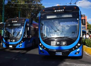 Accidente de troleb&uacute;s en Eje Central: unidad impacta contra &aacute;rbol sin dejar lesionados