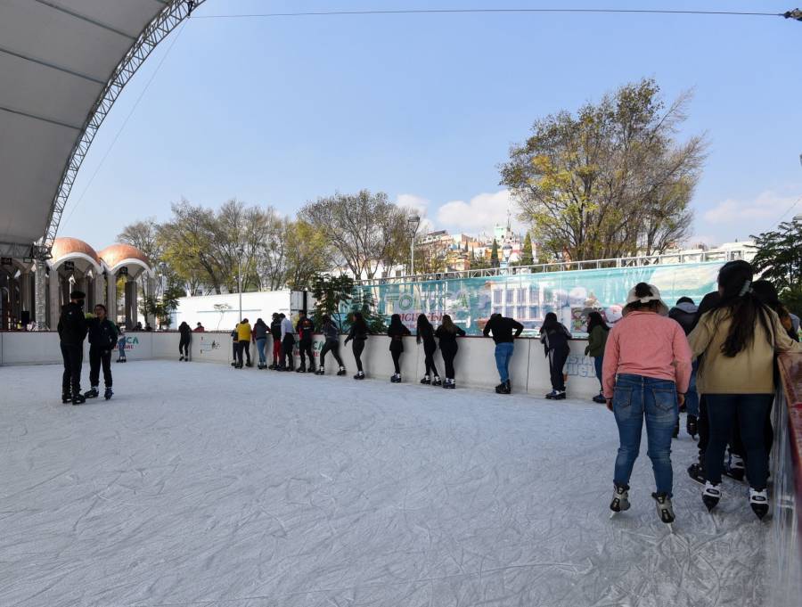 Inauguran pista de hielo en la Alcaldía Miguel hidalgo para celebrar las fiestas decembrinas