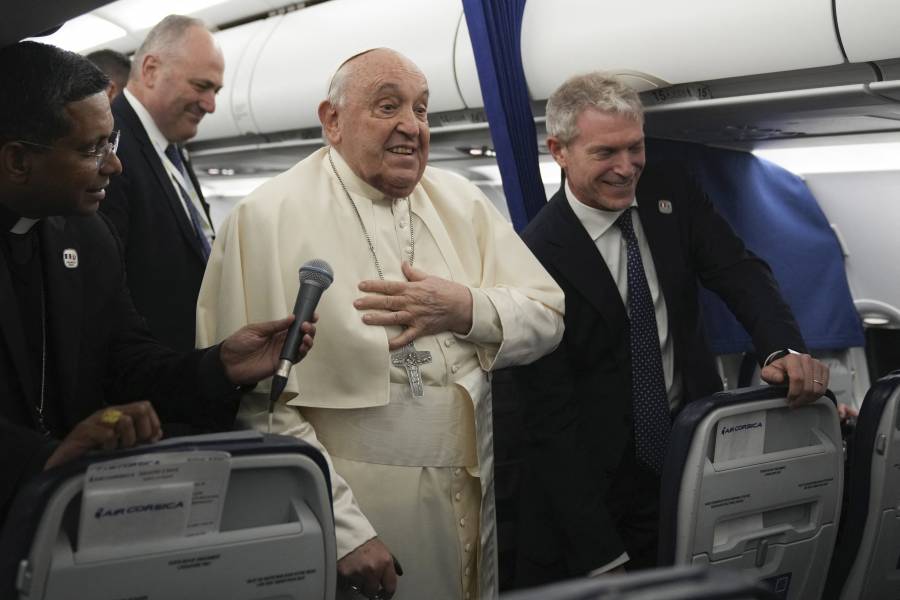El papa celebra una gran misa en su hist&oacute;rica visita a la isla francesa de C&oacute;rcega