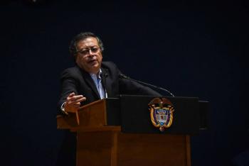 Gustavo Petro llega a M&eacute;xico para reunirse con Claudia Sheinbaum