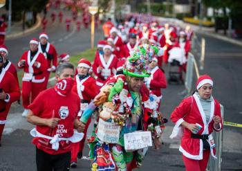 The Santa Run 2024 llena de esp&iacute;ritu navide&ntilde;o el Parque La Mexicana en CDMX