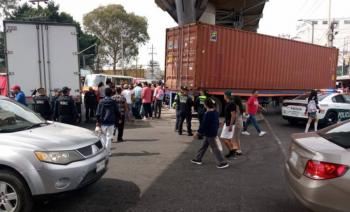 Conductor de tr&aacute;iler detenido tras atropellar y causar la muerte de un transe&uacute;nte en Iztapalapa