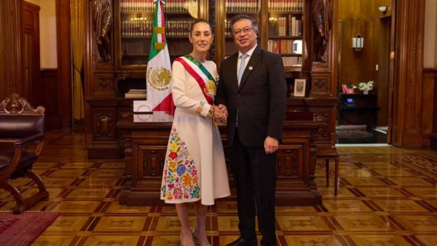 Gustavo Petro sale de su reuni&oacute;n con Claudia Sheinbaum en visita oficial a M&eacute;xico