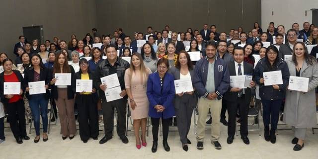 Entrega Lilia Cedillo constancias de capacitación a personal administrativo