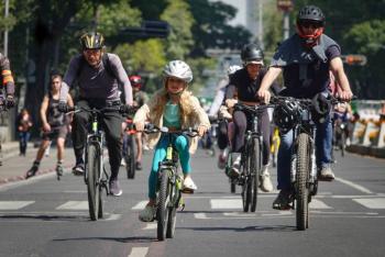 Disfruta del &uacute;ltimo Paseo Nocturno “Mu&eacute;vete en Bici” 2024 con tem&aacute;tica navide&ntilde;a en CDMX