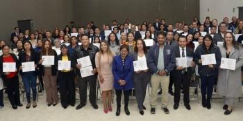 Entrega Lilia Cedillo constancias de capacitaci&oacute;n a personal administrativo