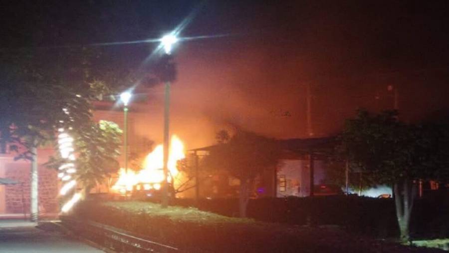 Pobladores en San Juan Tianguismanalco incendian patrullas y Ayuntamiento tras asesinato de comerciante