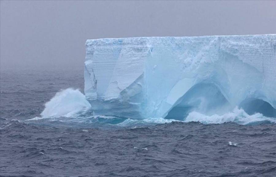 El iceberg más grande del mundo viaja a la deriva hacia el Atlántico Sur