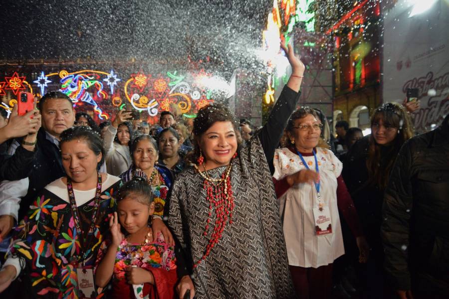 Clara Brugada inaugura Verbena Navide&ntilde;a y alumbrado decorativo en el Z&oacute;calo de CDMX