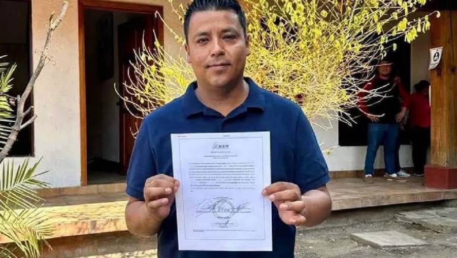 Alcalde electo de Santo Tom&aacute;s de los Pl&aacute;tanos evade orden de aprehensi&oacute;n durante protesta oficial