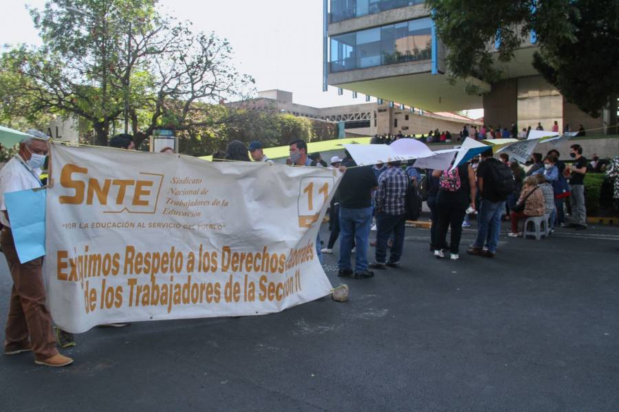 Maestros del SNTE bloquean avenida Fray Servando para exigir soluci&oacute;n a demandas laborales
